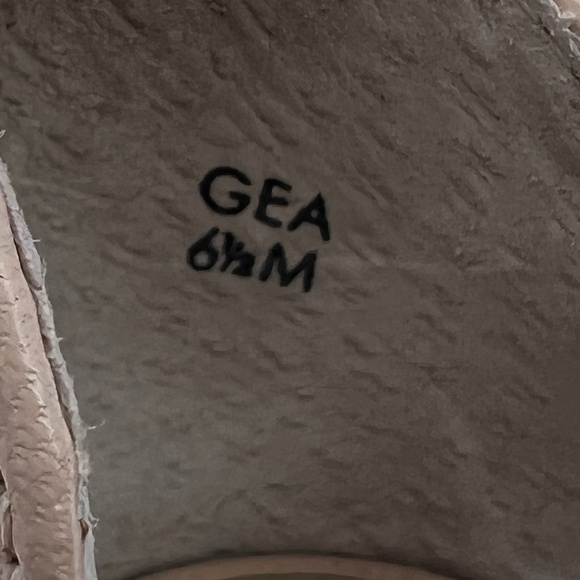 Tahari Silver Biscuit Leather GEA Heeled Open Toe Sandals Size 6 1/2 Women's - Picture 4 of 11